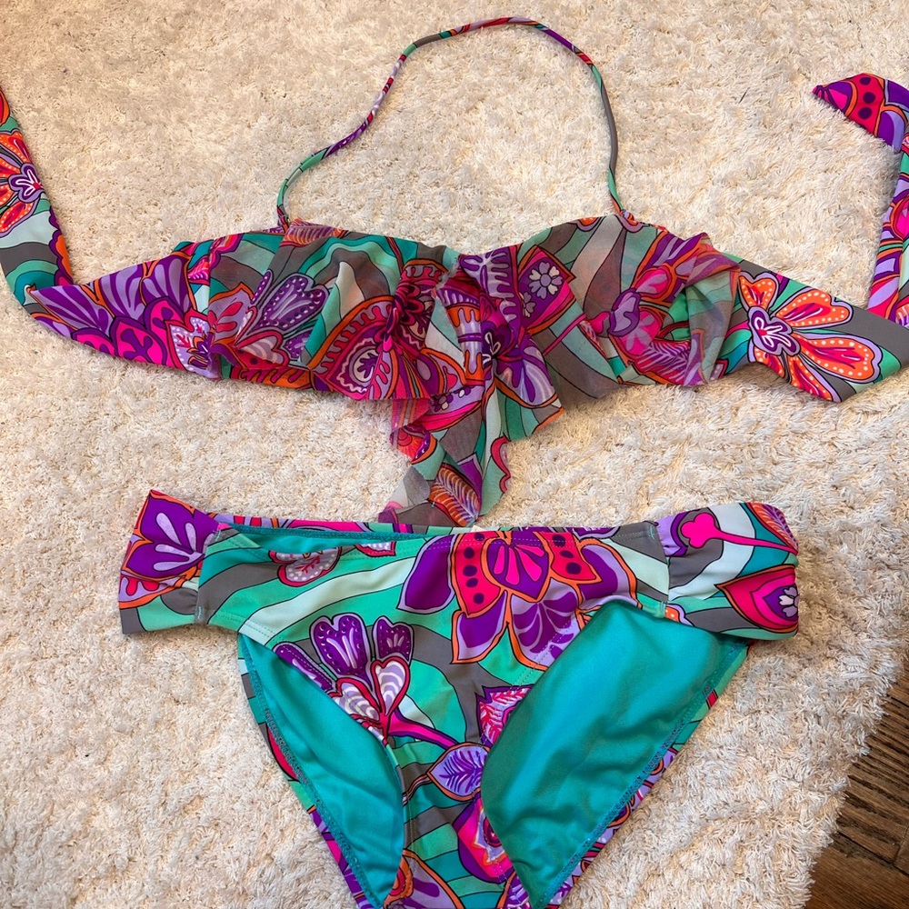Beautiful Printed bikini - Picture 1 of 9